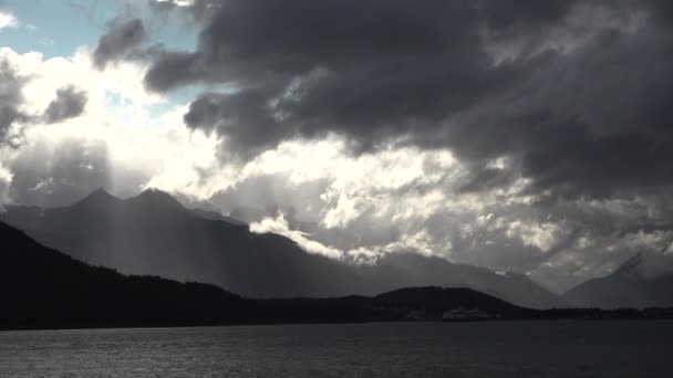 Kanada. Landskapet vid kusten från kryssningsfartyget. Dramatisk solnedgång i bergen Soluppgång från ett rörligt fartyg till sjöss — Stockvideo