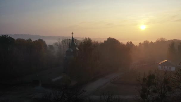 Ukrayna. Ukrayna 'da kuş bakışı bir Avrupa köyü. Yanan otlar ve olumsuz etkiler — Stok video