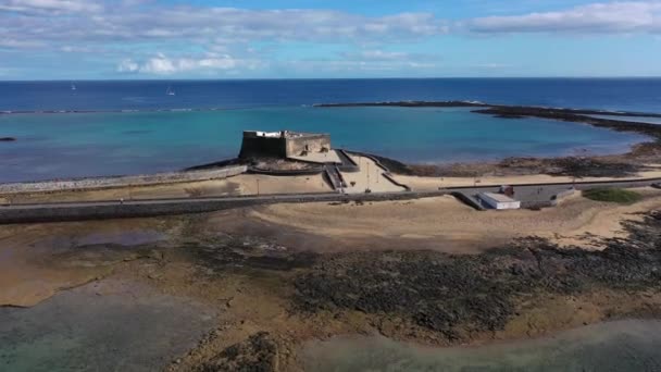 Kanárské ostrovy. Lanzarote - CIRCA .Resort město u oceánu. — Stock video