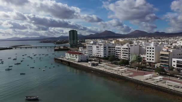 Kanárské ostrovy. Lanzarote - CIRCA .Resort město u oceánu. — Stock video