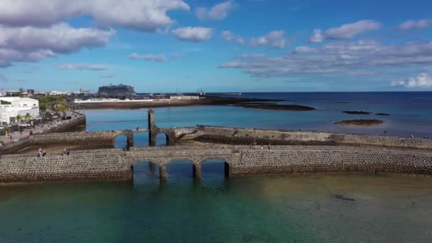 Kanárské ostrovy. Lanzarote - CIRCA .Resort město u oceánu. — Stock video