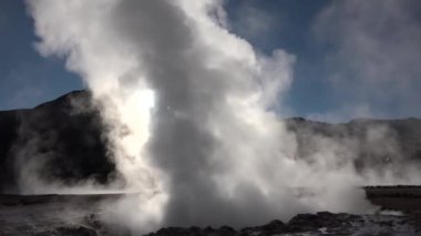 Şili. Atacama Çölü. Gayzerler vadisi. El Tatio gayzerleri Güney Amerika 'daki Atacama çölünde buharlaşıyorlar. Buhar yükseliyor.