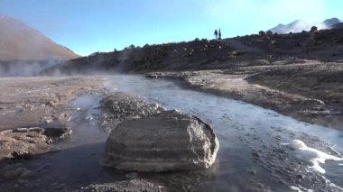 Şili. Atacama Çölü. Gayzerler vadisi. El Tatio gayzerleri Güney Amerika 'daki Atacama çölünde buharlaşıyorlar. Buhar yükseliyor.