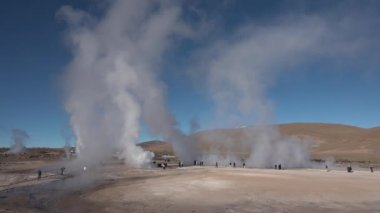 Şili. Atacama Çölü. Gayzerler vadisi. El Tatio gayzerleri Güney Amerika 'daki Atacama çölünde buharlaşıyorlar. Buhar yükseliyor.