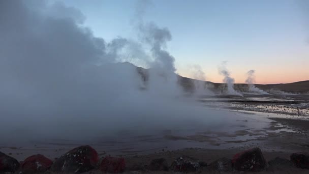 Cile. Deserto di Atacama. Valle dei geyser. Geyser El Tatio che fumano nel deserto di Atacama, Sud America. Il vapore che esce — Video Stock