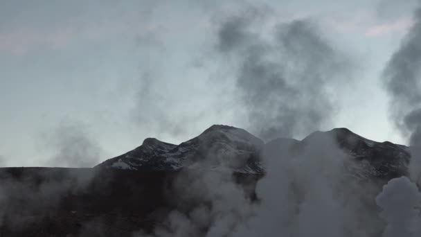 Şili. Atacama Çölü. Gayzerler vadisi. El Tatio gayzerleri Güney Amerika 'daki Atacama çölünde buharlaşıyorlar. Buhar yükseliyor. — Stok video