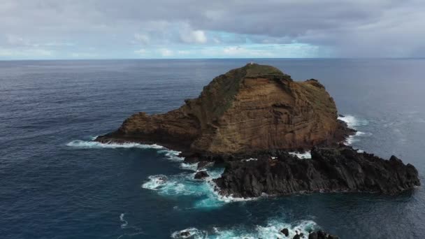 Vista aérea. Madeira. Paisajes de la isla en el Océano Atlántico. Porto Moniz, isla de Madeira, Portugal. Drone volando sobre — Vídeos de Stock