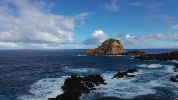 Vista aérea. Madeira. Paisajes de la isla en el Océano Atlántico. Porto Moniz, isla de Madeira, Portugal. Drone volando sobre — Vídeos de Stock