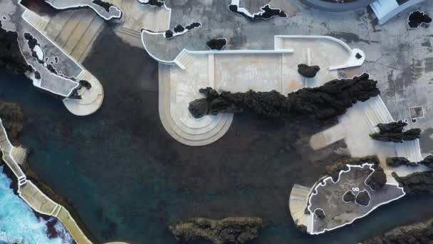 Vista aérea. Madeira. Paisagens da ilha no Oceano Atlântico. Porto Moniz, ilha da Madeira, Portugal. Vôo de drone — Vídeo de Stock