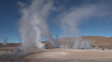 Şili. San Pedro de Atacama 'da. Atacama Çölü 'nün Fumaroles' i. Vadideki bir gayzerin panoramik görüntüsü.
