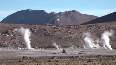 Şili. San Pedro de Atacama 'da. Atacama Çölü 'nün Fumaroles' i. Vadideki bir gayzerin panoramik görüntüsü.