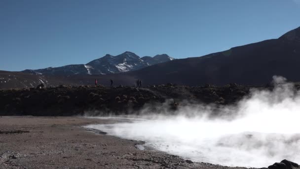 智利。圣佩德罗德阿塔卡马。阿塔卡马沙漠的Fumaroles一个全景的一些间歇泉在山谷 — 图库视频影像