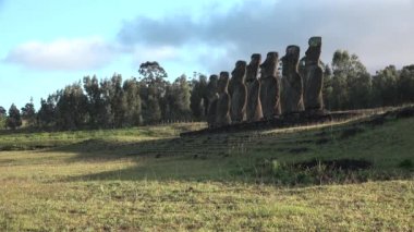Şili. Paskalya Adası, Pasifik Okyanusu 'nun güneydoğusunda, Polinezya' nın en güneydoğusunda yer alan bir adadır..