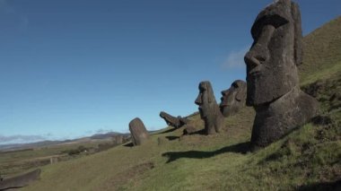 Şili. Paskalya Adası, Pasifik Okyanusu 'nun güneydoğusunda, Polinezya' nın en güneydoğusunda yer alan bir adadır..