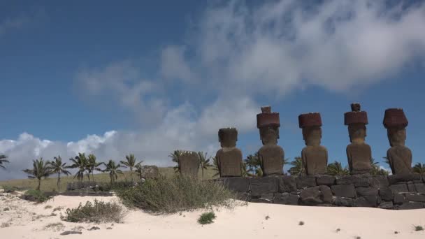 Chile. Isla de Pascua es una isla en el sudeste del Océano Pacífico, en el punto más meridional de la Polinesia. — Vídeos de Stock