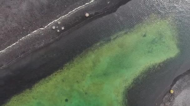 Вид з повітря. Вулканічне озеро зеленого кольору. Канарські острови. Лансеро. Дрон — стокове відео