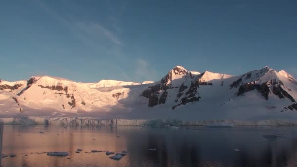 Antártida. Montañas antárticas cubiertas de nieve en el canal Lemaire al atardecer — Vídeos de Stock