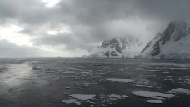 Antártica. A neve cobriu montanhas antárticas no Canal Lemaire ao pôr-do-sol — Vídeo de Stock