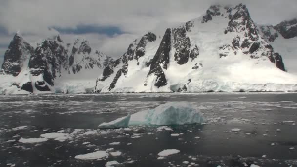 南极洲。日落时，莱梅尔海峡的南极山脉上覆盖着雪 — 图库视频影像