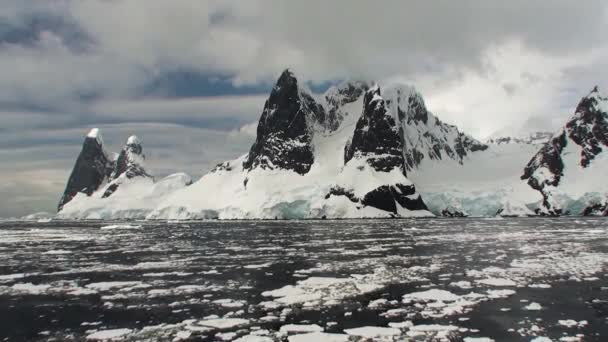 Antarctique. Montagnes antarctiques enneigées dans le chenal Lemaire au coucher du soleil — Video