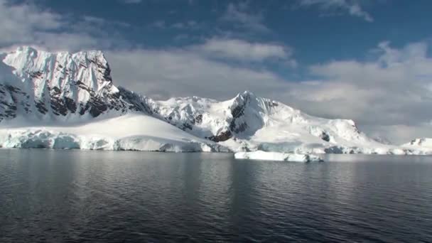 Antarktyda. Śnieg pokrył góry Antarktydy Kanałem Lemaire o zachodzie słońca — Wideo stockowe