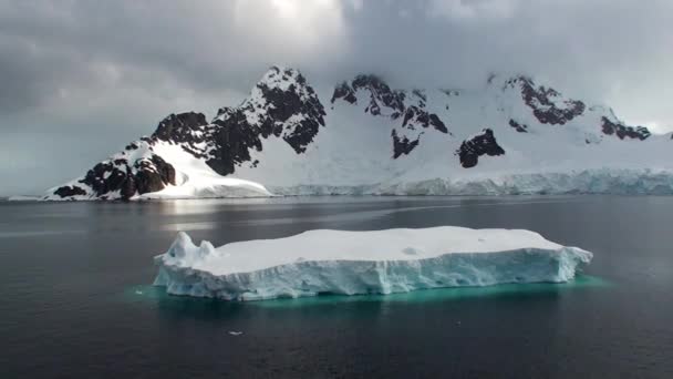 Antártica. A neve cobriu montanhas antárticas no Canal Lemaire ao pôr-do-sol — Vídeo de Stock