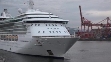 Gezinti. Vancouver, Kanada-25.08.2019: Limana giren yolcu gemisi.