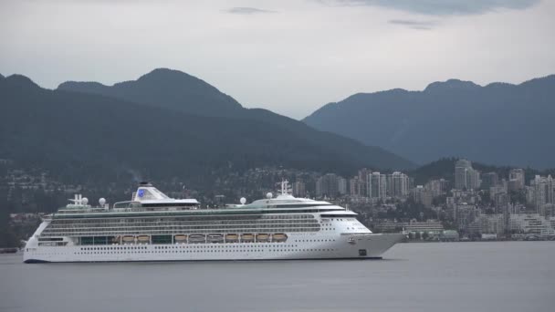 Kryssning. Vancouver, Kanada-25.08.2019: Kryssningsfartyg in i hamnen. — Stockvideo