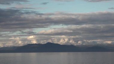 Alaska mı? Alaska kıyılarında dolaşın. Alaska dağlarında renkli günbatımı.