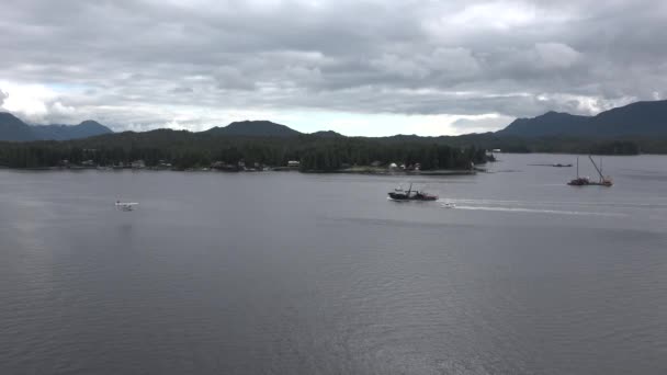 Alaska. Croisière le long des rives de l'Alaska. Coucher de soleil coloré dans les montagnes de l'Alaska. — Video