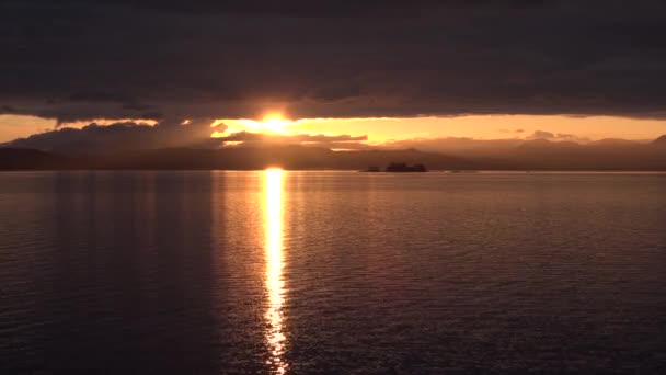 Alaska. Croisière le long des rives de l'Alaska. Coucher de soleil coloré dans les montagnes de l'Alaska. — Video