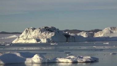 Grönland. Küresel Isınma ve İklim Değişimi. Ilulissat, Arktika 'daki eriyen buzulun yüzen dev buzdağı..