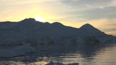 Grönland. Küresel Isınma ve İklim Değişimi. Ilulissat, Arktika 'daki eriyen buzulun yüzen dev buzdağı..