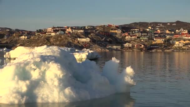 Grenlandię. Globalne ocieplenie i zmiany klimatu. Gigantyczna pływająca góra lodowa z topniejącego lodowca w Ilulissat, Arktyka. — Wideo stockowe