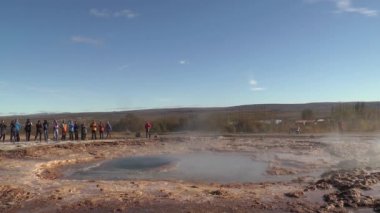 İzlanda. İzlanda 'daki Geysir İstikrarı. Strokkur Gayzer, Haukadalur coğrafi bölgesinde altın çember yolunun bir parçası olarak püskürdü.