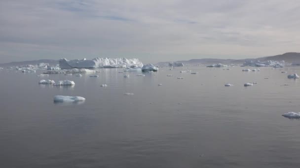 Groenlandia. Calentamiento Global y Cambio Climático. Iceberg flotante gigante del glaciar que se derrite en Ilulissat, Ártico. — Vídeos de Stock