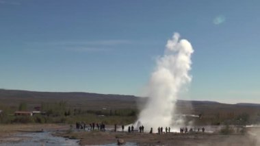 İzlanda. İzlanda 'daki Geysir İstikrarı. Strokkur Gayzer, Haukadalur coğrafi bölgesinde altın çember yolunun bir parçası olarak püskürdü.