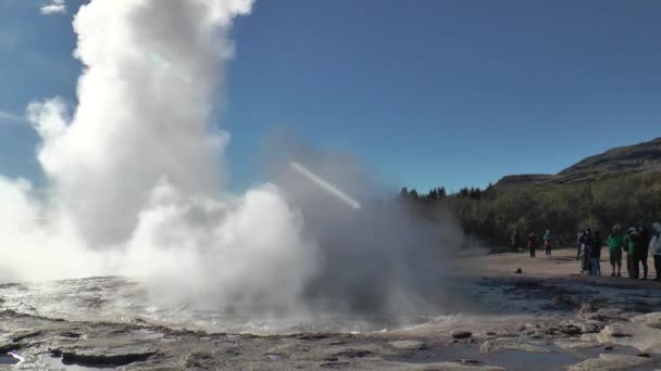 Izland. Geysir szigorított Izlandon. A Strokkur Geyser kitörése a Haukadalur geotermikus területen, az aranykör útvonal része — Stock videók