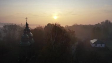 Kiev. Hava görüntüsü. Park 'lı sonbahar şehri manzarası. Kiev Panoraması.