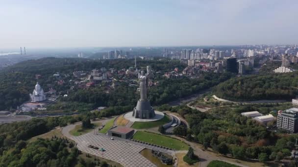 Kiev. Flygfoto. Höstens stadslandskap med park. Panorama över Kiev. — Stockvideo