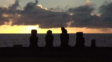 Şili. Paskalya Adası. Rapa Nui kıyısındaki Antik Moai heykelleri.