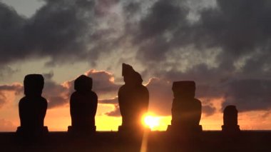 Şili. Paskalya Adası. Rapa Nui kıyısındaki Antik Moai heykelleri.