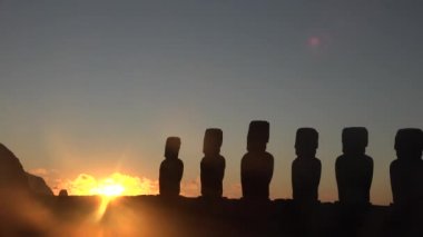 Şili. Paskalya Adası. Rapa Nui kıyısındaki Antik Moai heykelleri.
