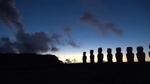 Chile. Osterinsel. Antike Moai-Statuen an der Küste von Rapa Nui. — Stockvideo