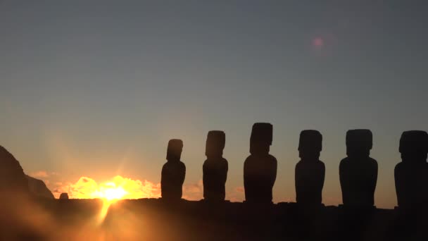 Chilében. Húsvét-sziget. Ősi Moai szobrok Rapa Nui partján. — Stock videók