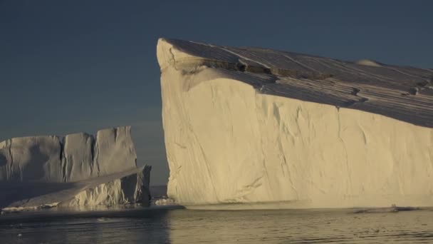 在南极洲巡航巨大的浮动冰山从融化的冰川在南极洲。全球暖化和气候变化。多雪的高山景观 — 图库视频影像