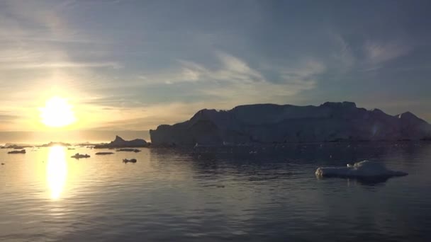 Crucero en la Antártida. Iceberg flotante gigante del derretimiento del glaciar en la Antártida. Calentamiento Global y Cambio Climático. Paisaje de montañas nevadas — Vídeos de Stock