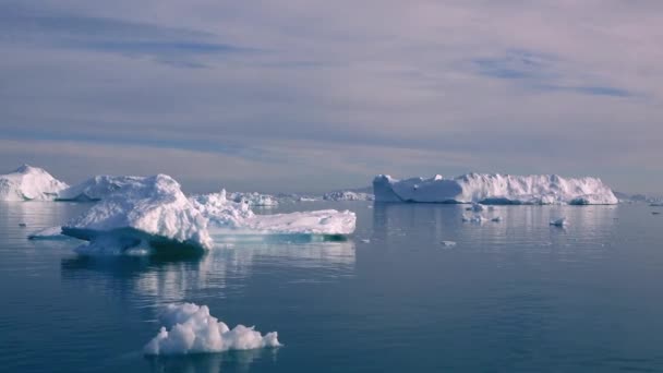 Rejs na Antarktydzie. Gigantyczna pływająca góra lodowa z topniejącego lodowca na Antarktydzie. Globalne ocieplenie i zmiany klimatu. Krajobraz zaśnieżonych gór — Wideo stockowe