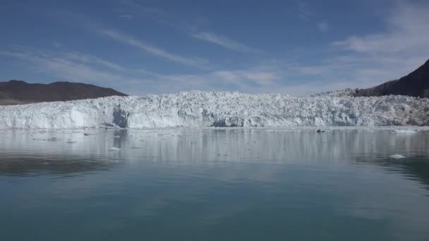 Crucero en la Antártida. Iceberg flotante gigante del derretimiento del glaciar en la Antártida. Calentamiento Global y Cambio Climático. Paisaje de montañas nevadas — Vídeos de Stock