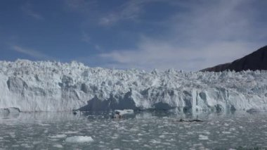 Antarktika 'da yolculuk. Antarktika 'daki eriyen buzulun yüzen dev buzdağı. Küresel Isınma ve İklim Değişimi. Karlı dağların manzarası